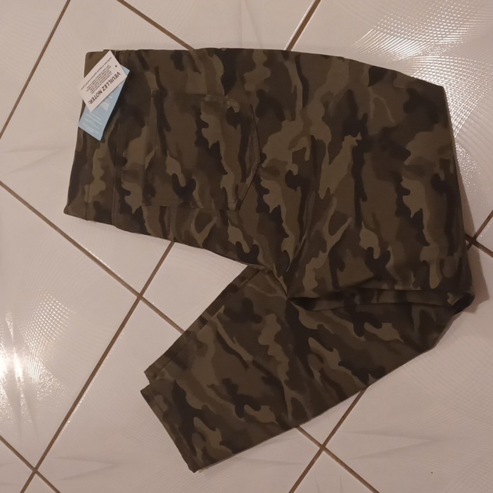 4/$80 New Camouflage Jeggings - Size 1X